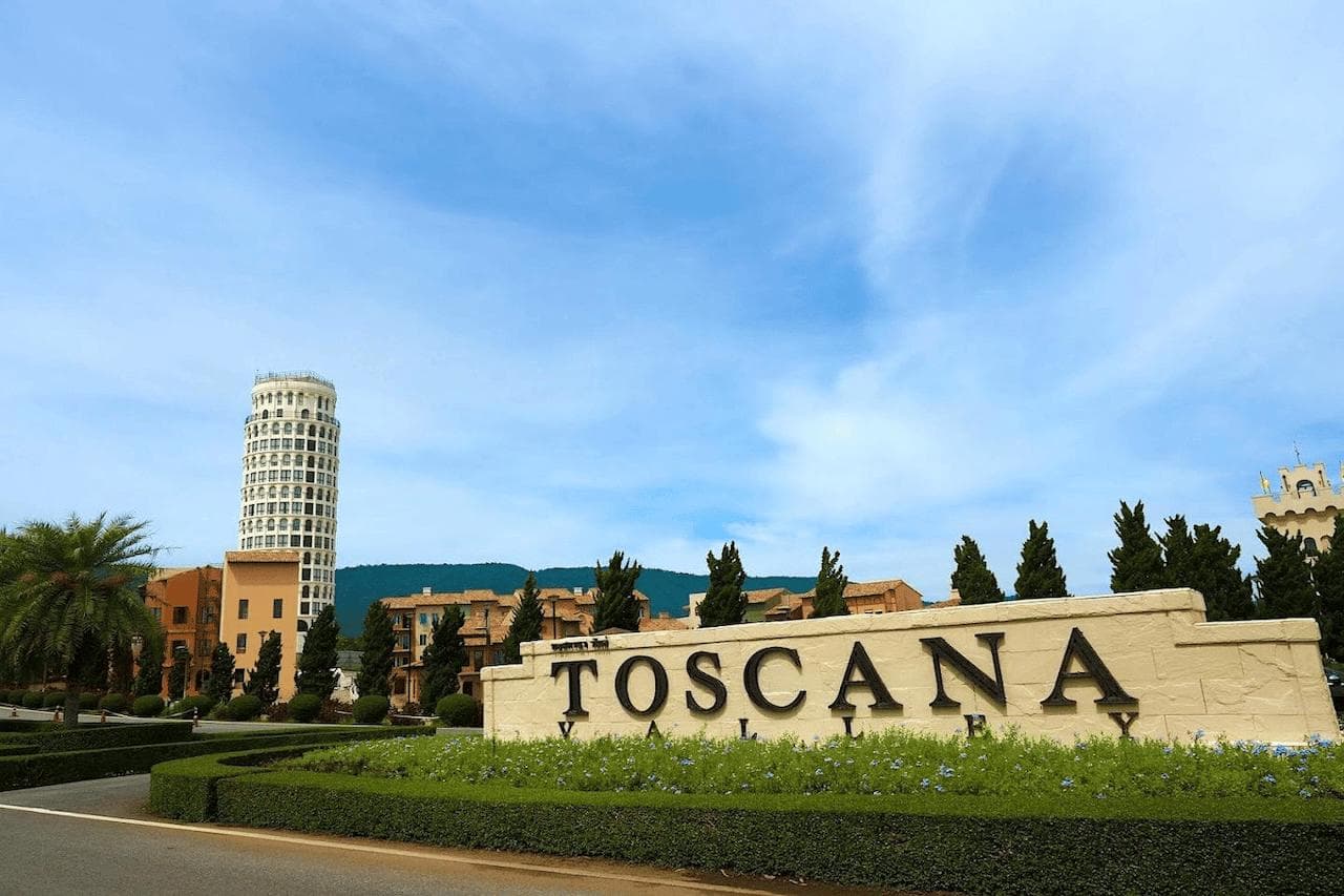 Toscana Valley Country Club fairway and green - golf course Thailand