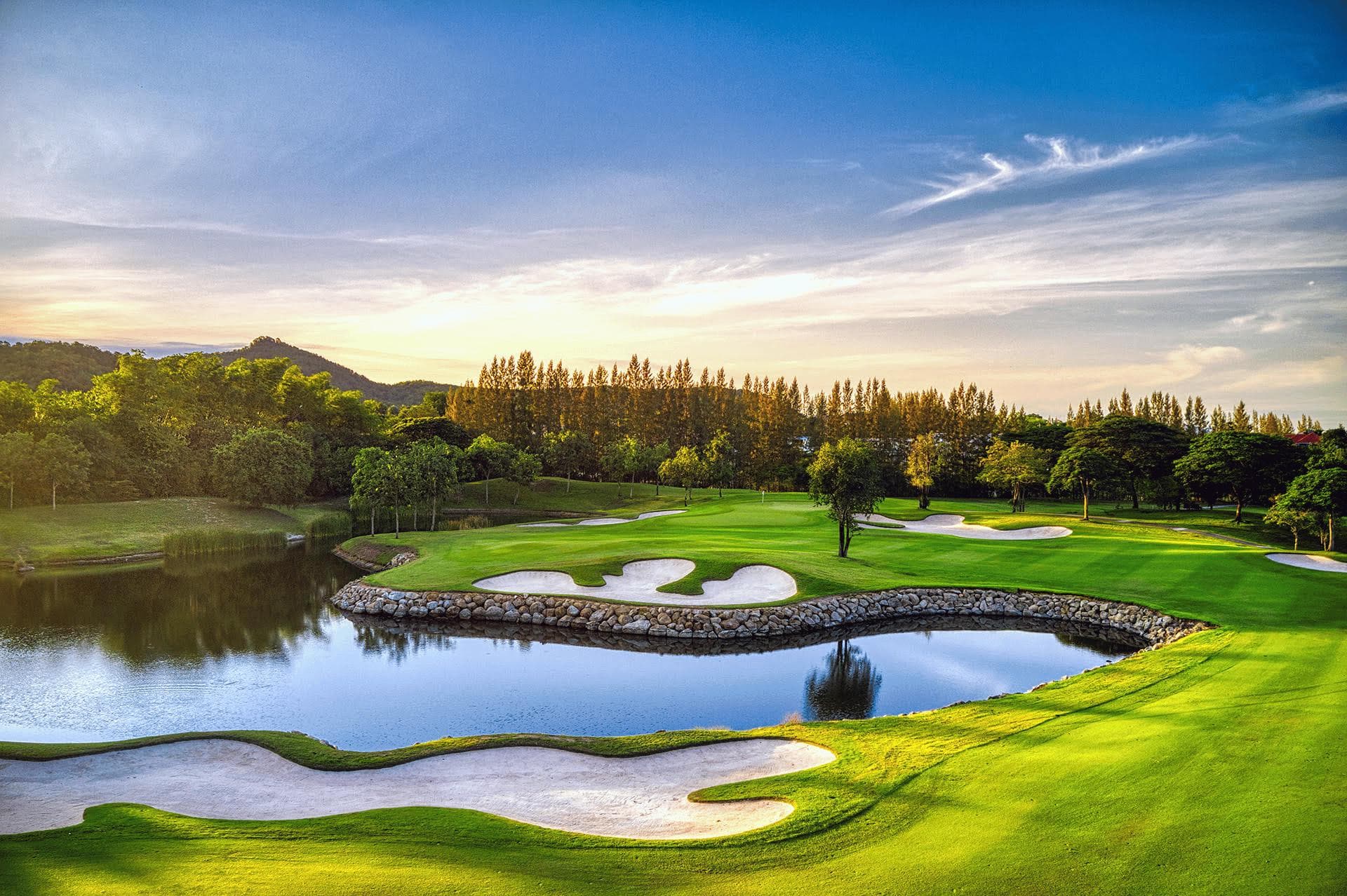 Explore golfing at The Signature Experience : Black Mountain